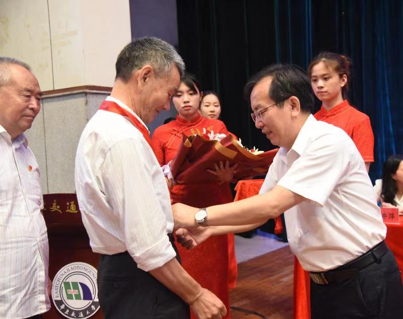 beat365正版唯一入口必一党委书记柳和生为老党员颁发“光荣在党50年”纪念章。